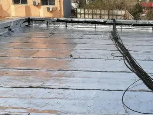 朔州市卫生间漏水维修公司分享下朔州市屋面楼顶防水刚性防水层施工要点。